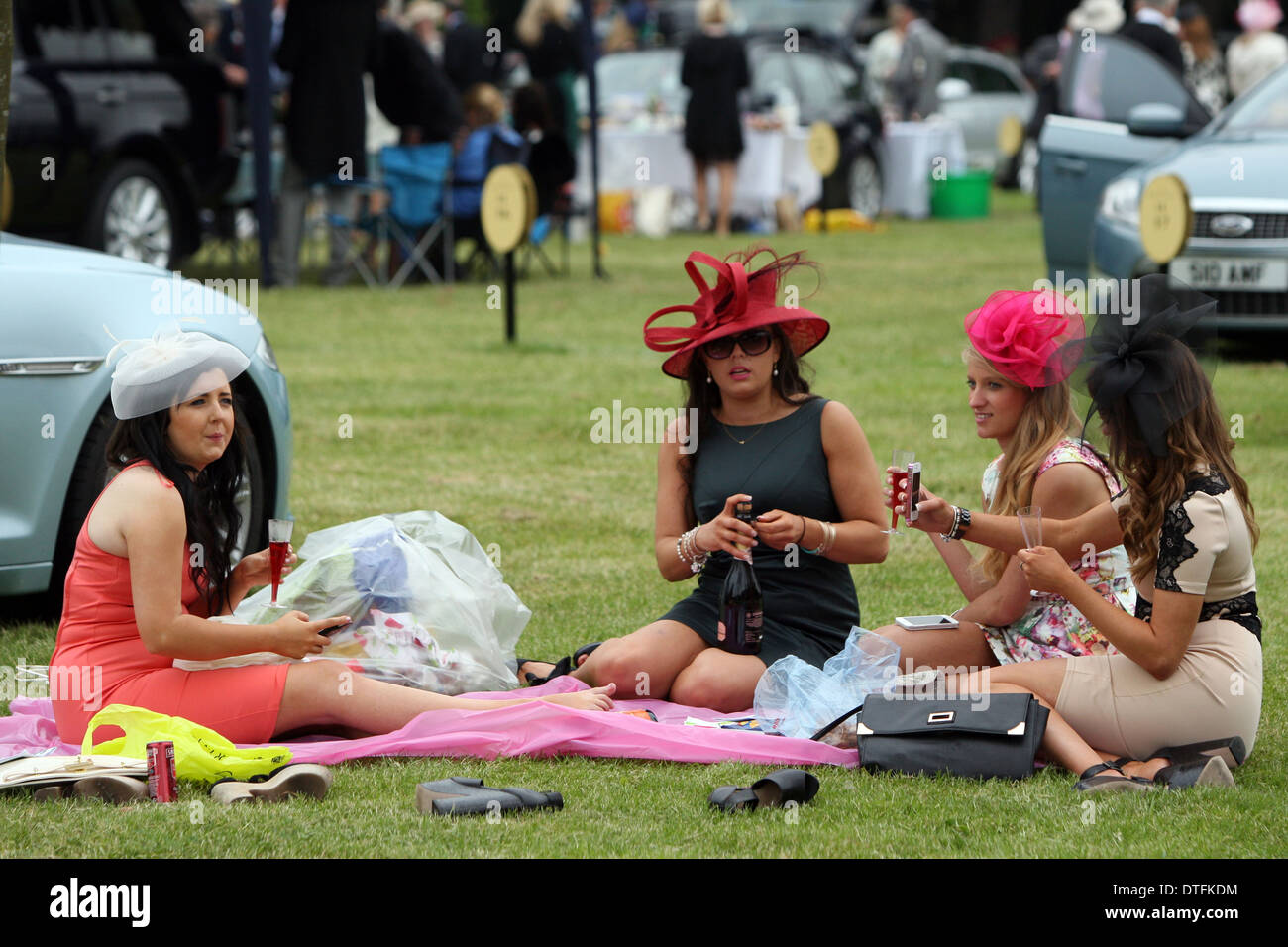 Ascot, Großbritannien, elegant gekleidete Frauen mit Hut ein Picknick Stockfoto