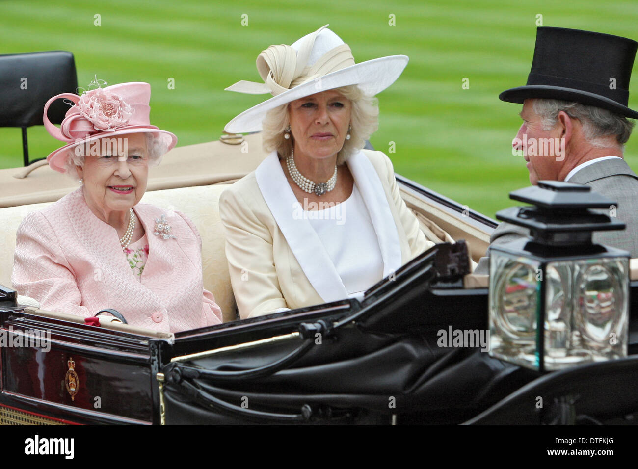 Ascot, Großbritannien, Königin Elizabeth II, Camilla und Prinz Charles in der Kutsche sitzen Stockfoto