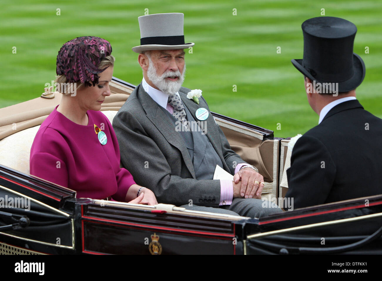 Ascot, Vereinigtes Königreich, ist seine königliche Hoheit Prinz Michael von Kent in einer Kutsche sitzen. Stockfoto