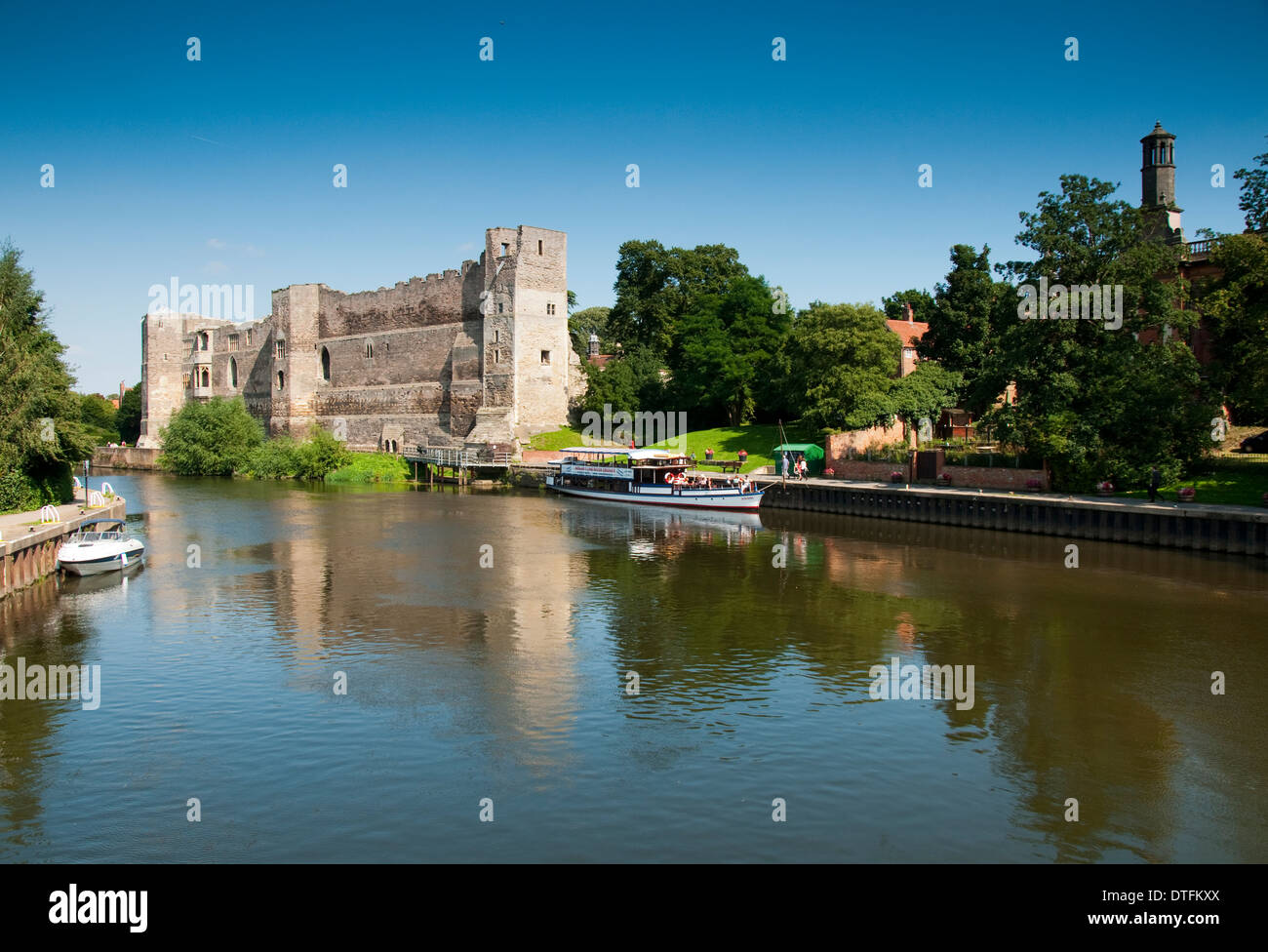 Newark Castle auf dem Fluss Trent, Nottinghamshire, England UK Stockfoto