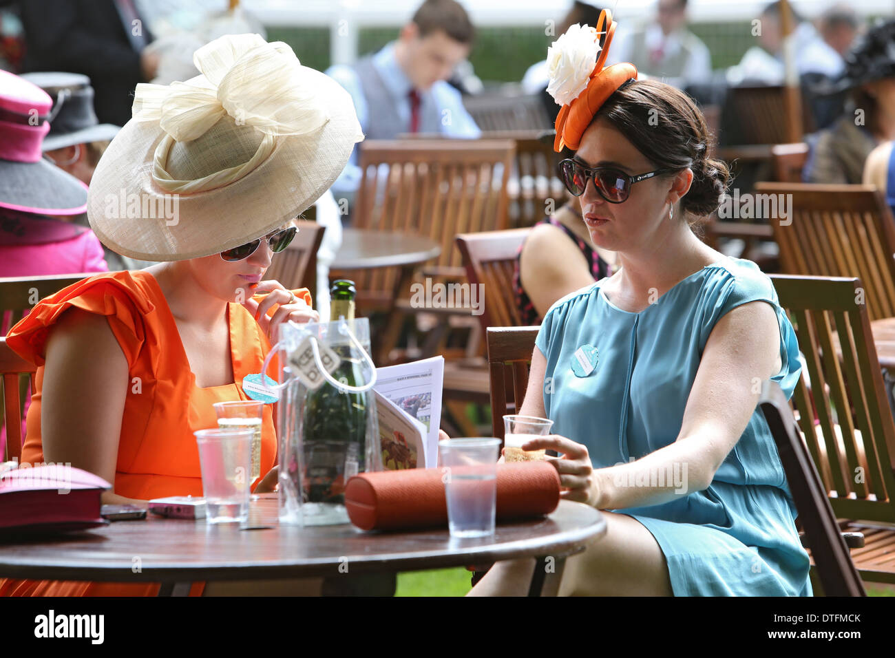 Ascot, Großbritannien, elegant gekleidete Frauen mit Hut bei den Rennen Stockfoto