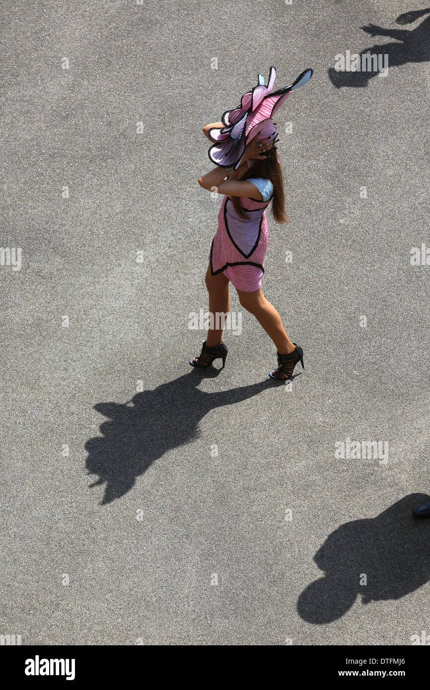 Ascot, Großbritannien, elegant gekleidete Frau mit Hut bei den Rennen Stockfoto