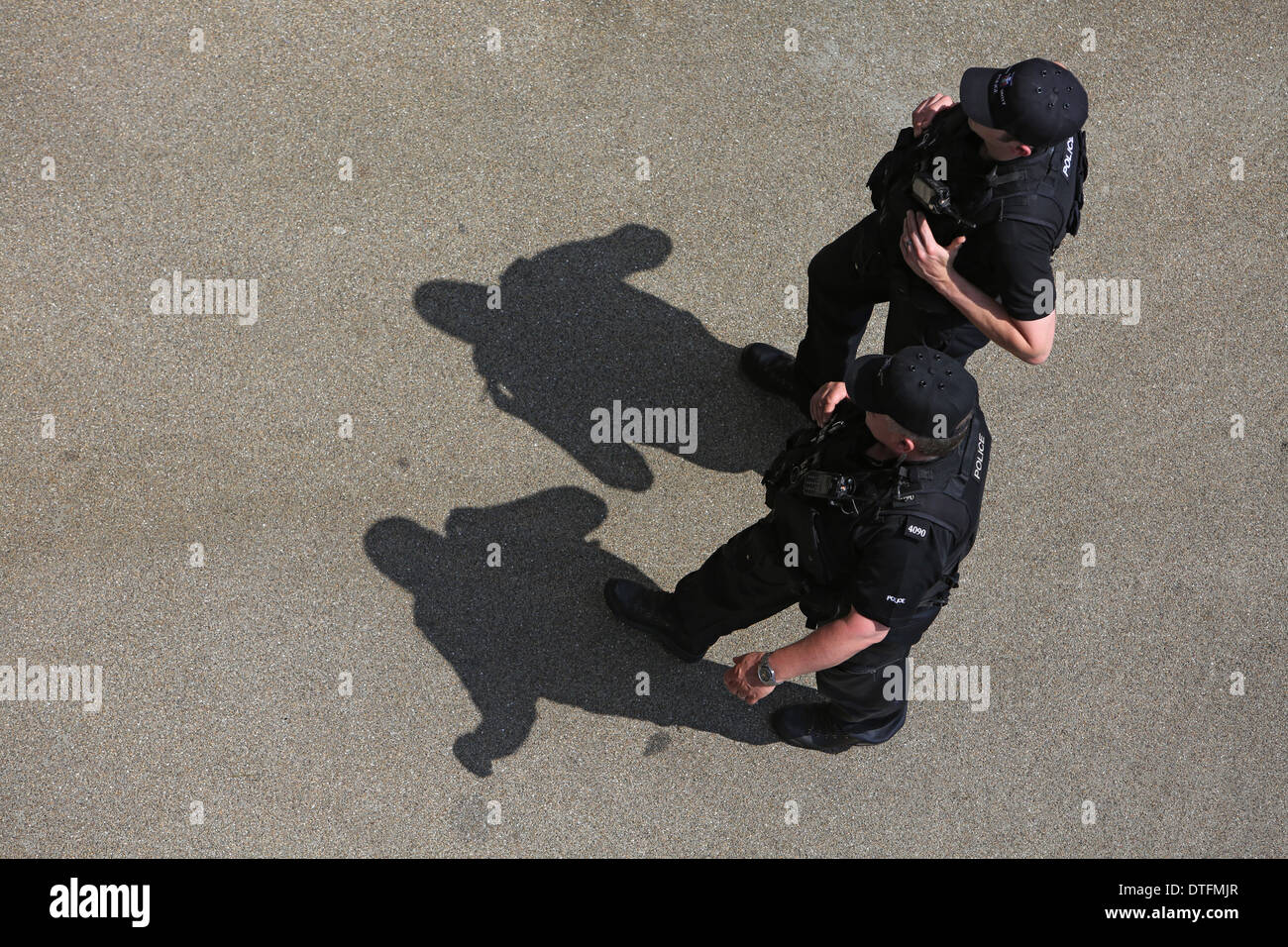 Ascot, Großbritannien, Polizisten laufen entlang einer Straße Stockfoto