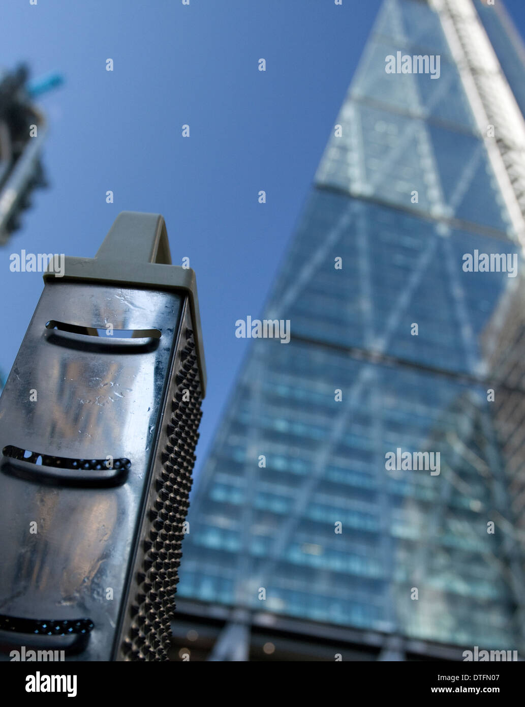 "Cheesegrater" (Leadenhall Building) flankiert von echten Cheesegrater, City of London Stockfoto