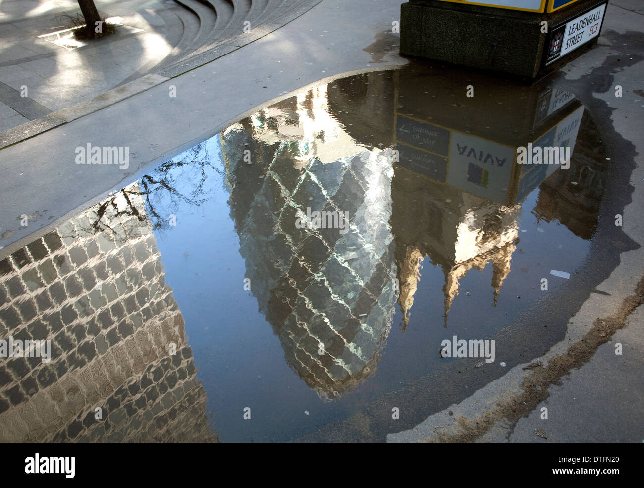 Swiss Re Gebäude ("Gherkin") spiegelt sich in der Pfütze, City of London Stockfoto