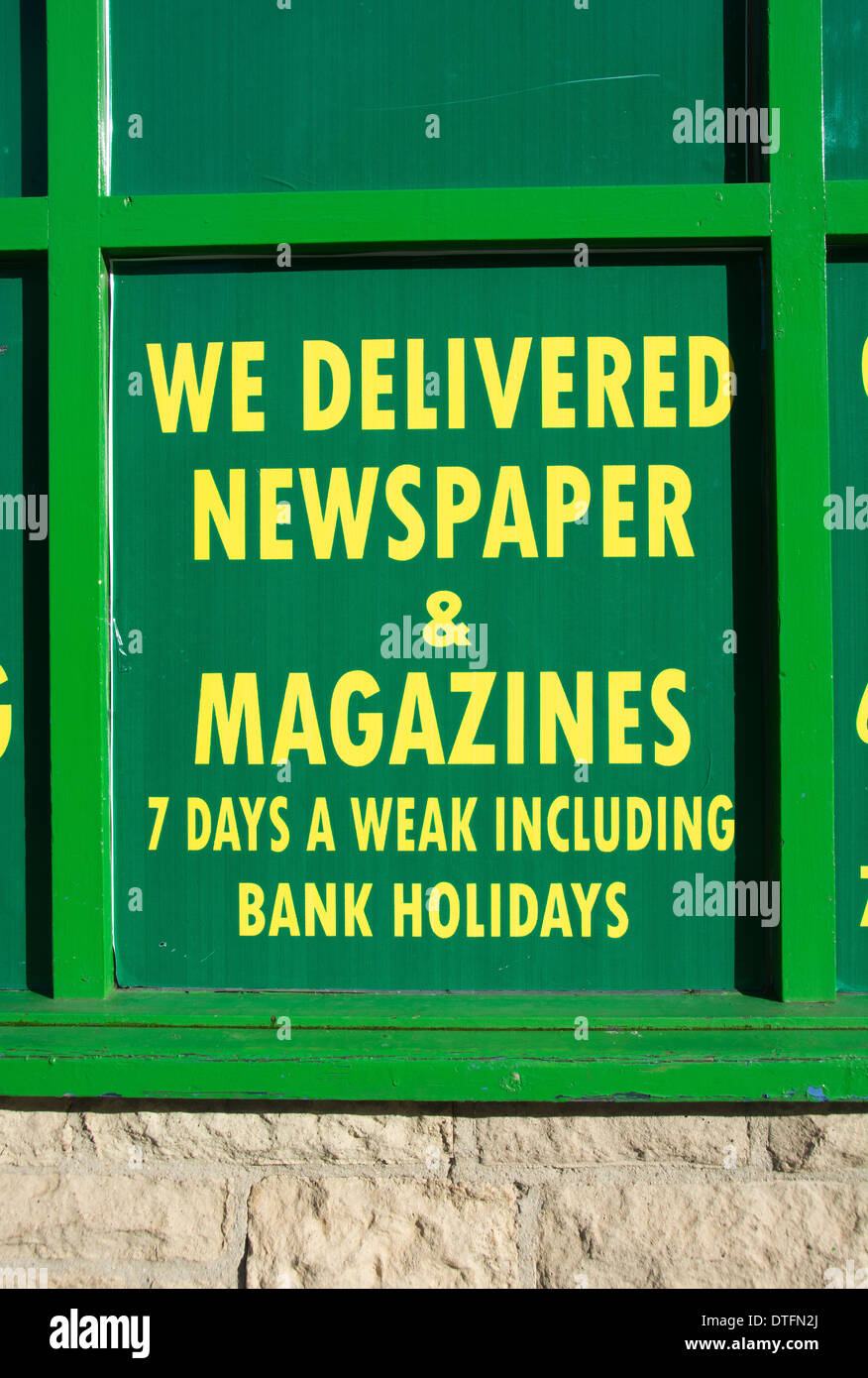 Ein Schild mit drei Grundkenntnisse in Englisch-Fehler in einem Zeitungsladen Fenster. UK, 2014. Stockfoto
