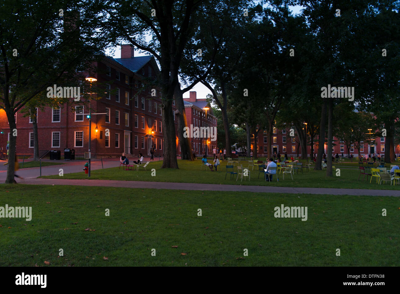 Harvard Yard Rasenflächen in der Nacht, Boston Stockfoto