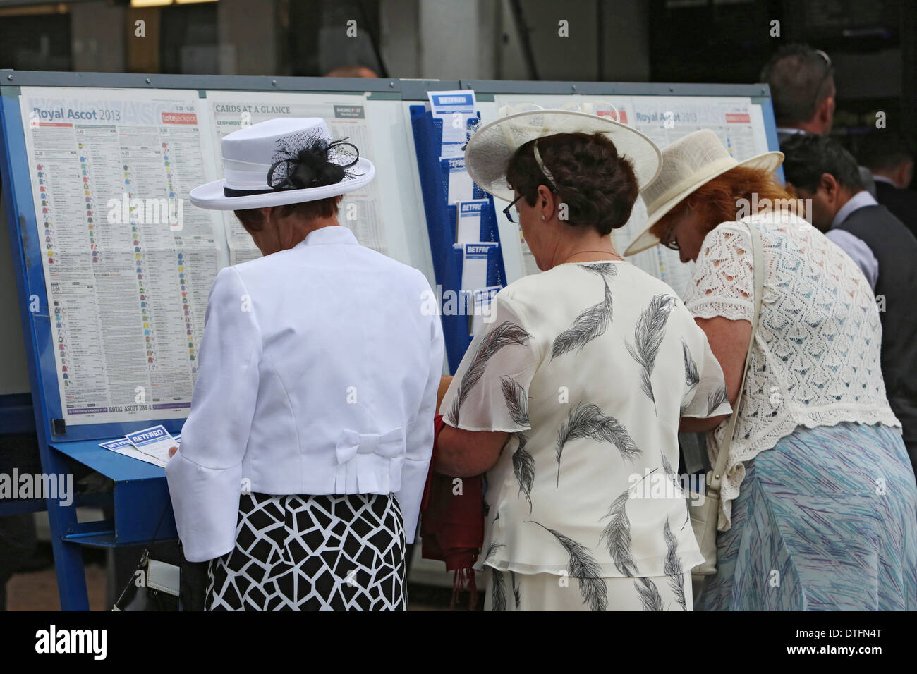 Ascot, Großbritannien, Frauen mit Hut bei Wetten auf Pferderennen Stockfoto