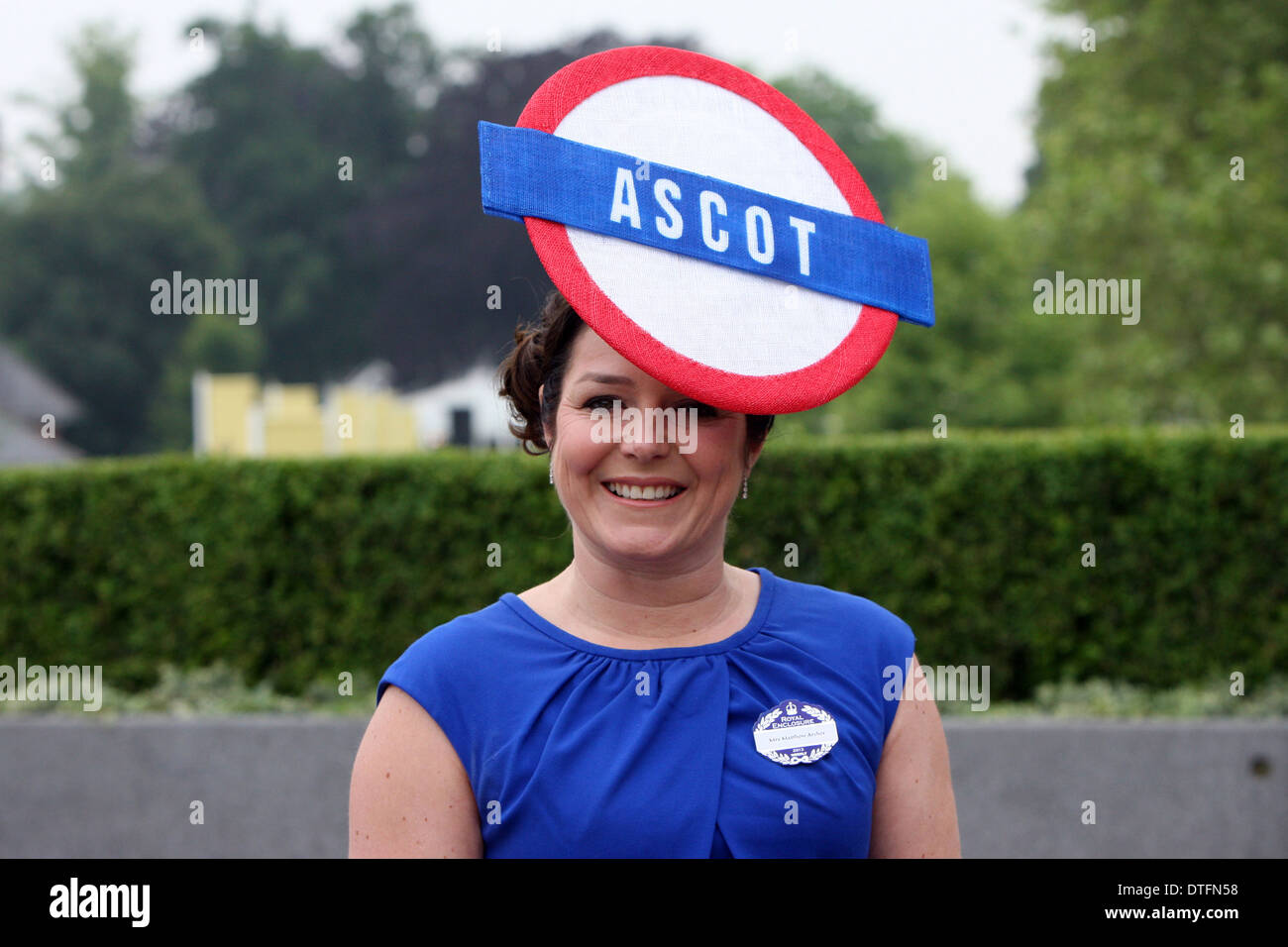 Ascot, Großbritannien, Frau mit bizarren Hut bei den Rennen Stockfoto