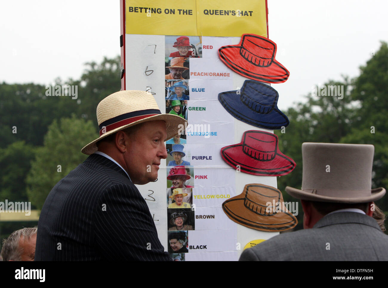 Ascot, Großbritannien, bietet Man Wetten auf die Farbe des Hutes der Königin Stockfoto