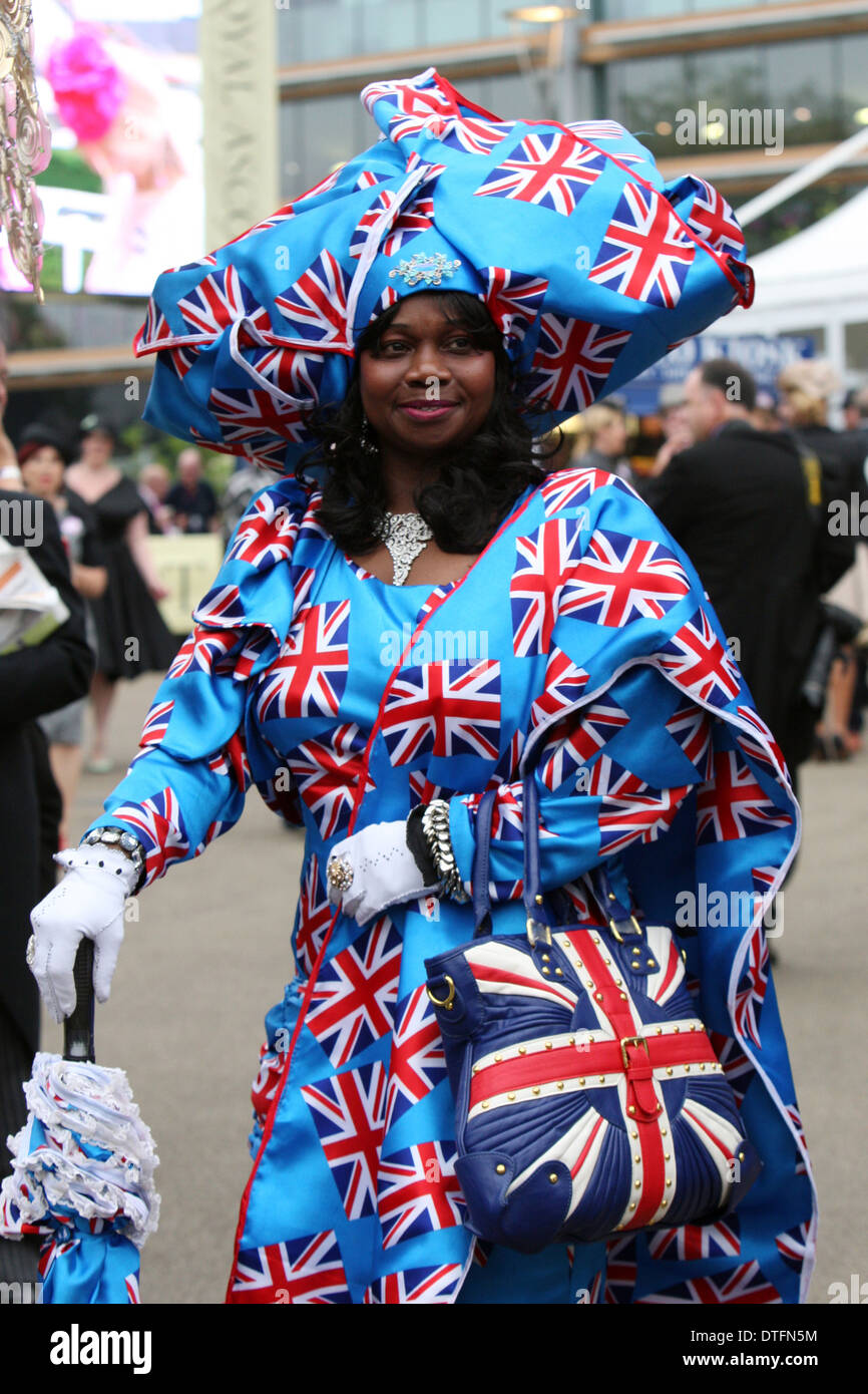 Ascot, Großbritannien, trägt Frau Kleid, Hut und Handtasche in den Nationalfarben Stockfoto