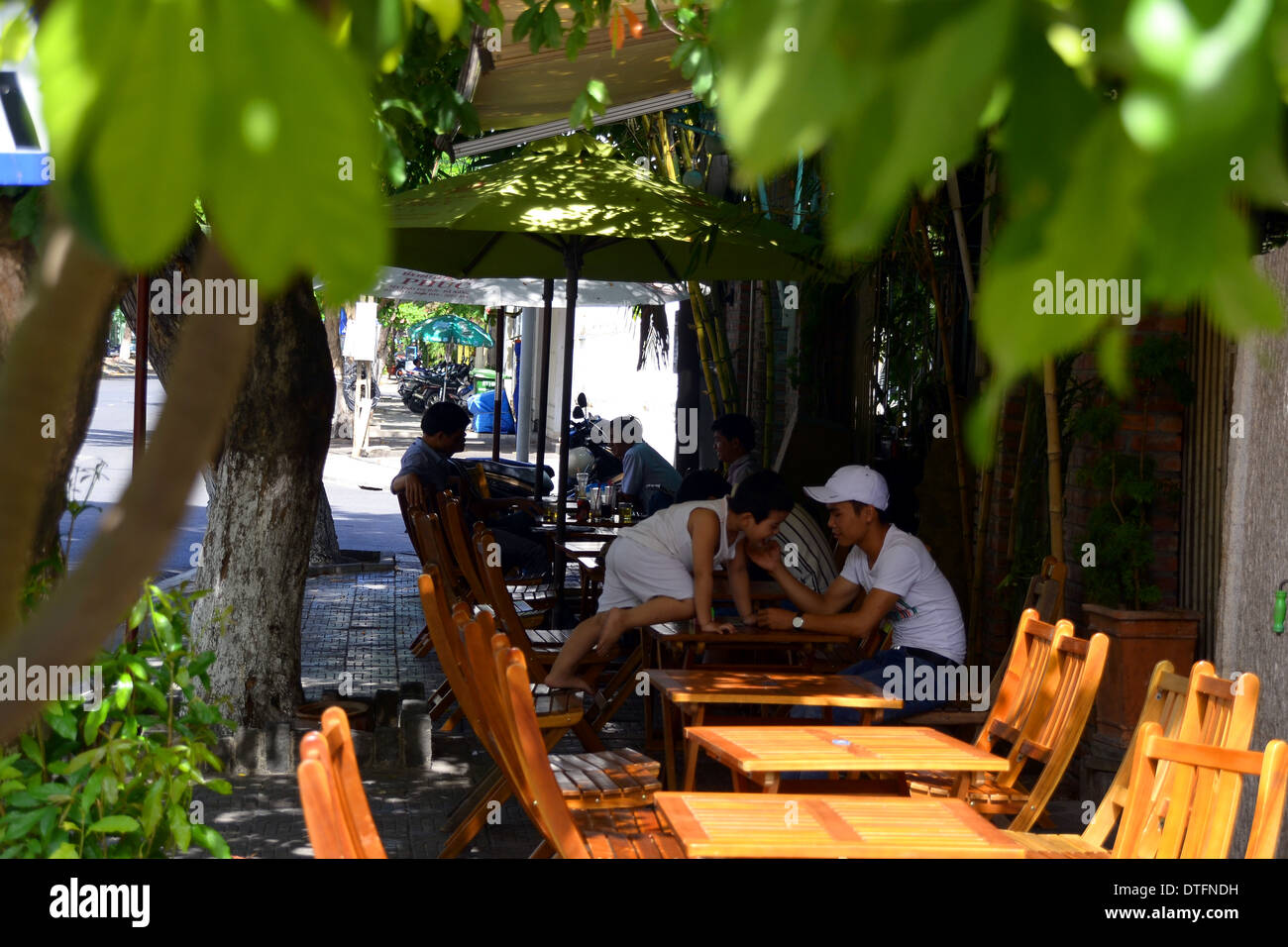 Mann und der junge spielt im vietnamesischen Kaffee Shop Stockfoto