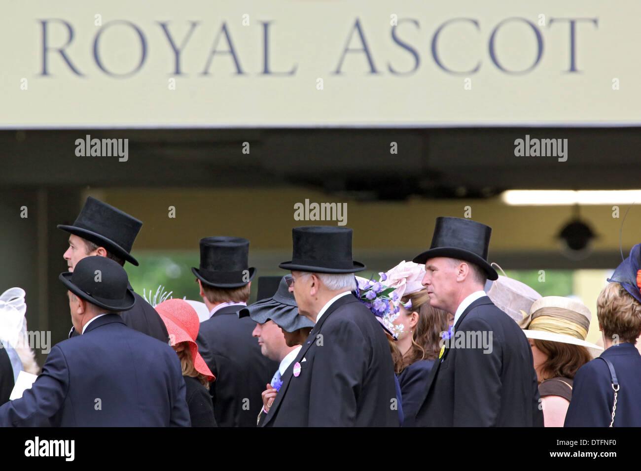 Ascot, Großbritannien, elegant gekleidete Männer mit Hut auf der Rennbahn Stockfoto