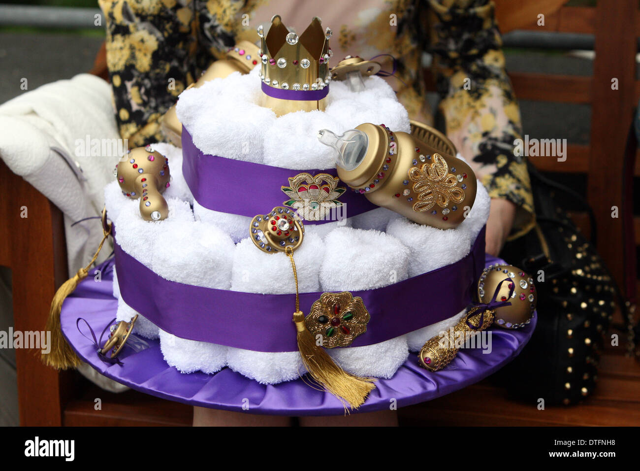 Ascot, Großbritannien, Hut in Form einer Torte, die Geburt von Prinz Georg von Cambridge Stockfoto