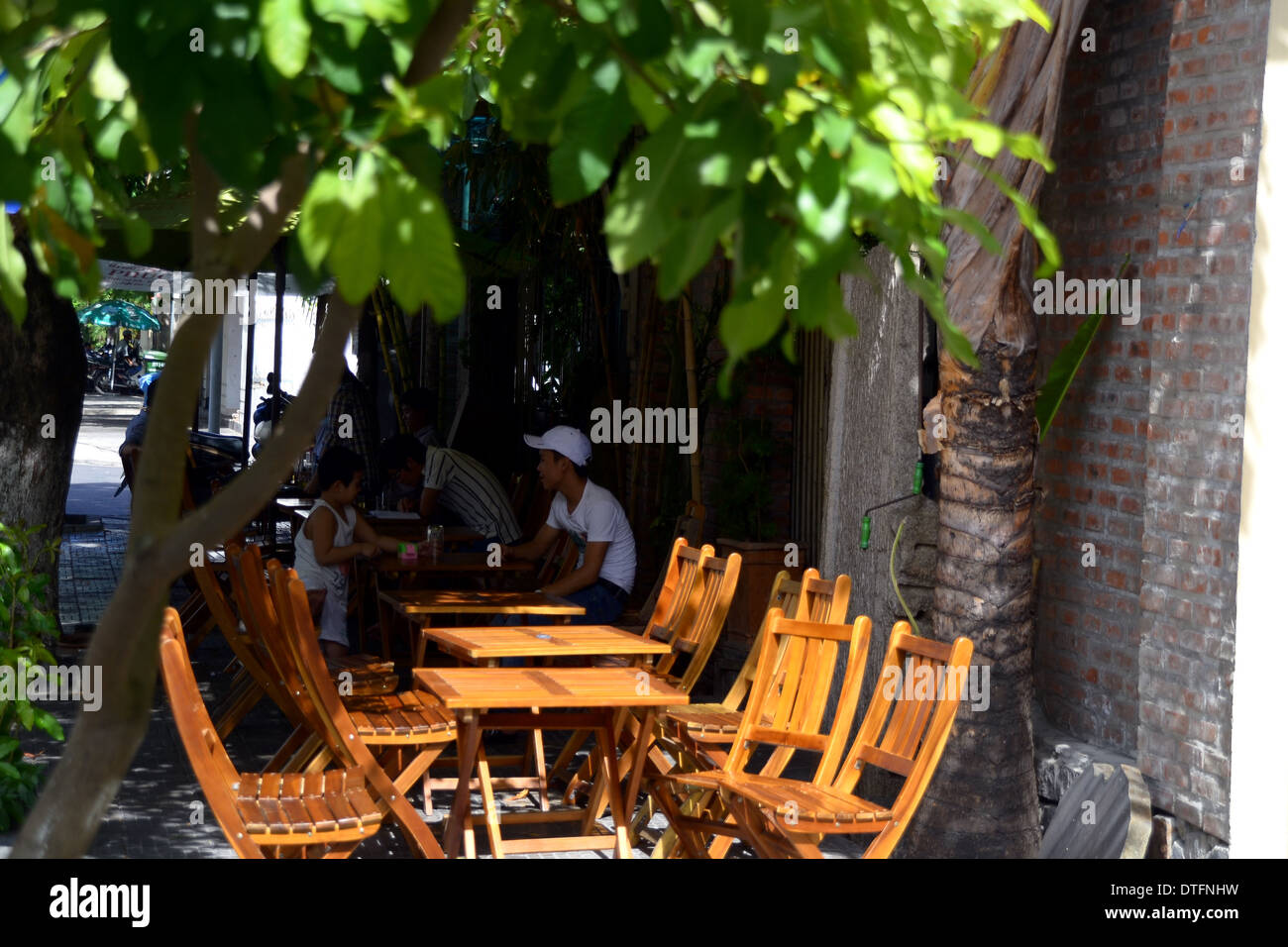 Mann und der junge spielt im vietnamesischen Kaffee Shop Stockfoto