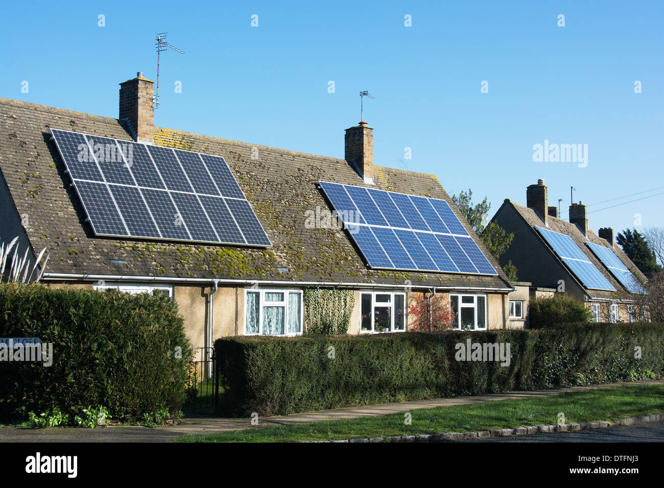 Solar Photovoltaik-Module auf der 1930er Jahre Häuser. UK, 2014. Stockfoto