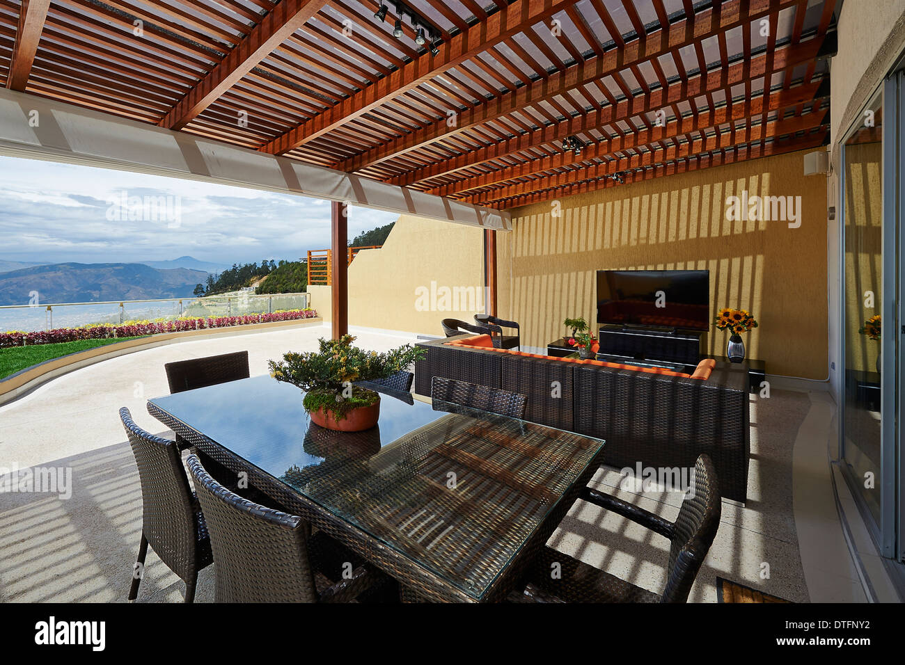 Innenarchitektur: schöne moderne Terrassen-Lounge mit Pergola Stockfoto