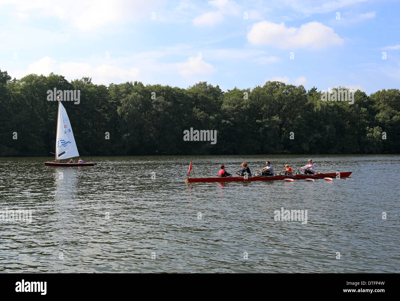 Berlin, Deutschland, Ruderboot und Segelboot an der Spree Stockfoto