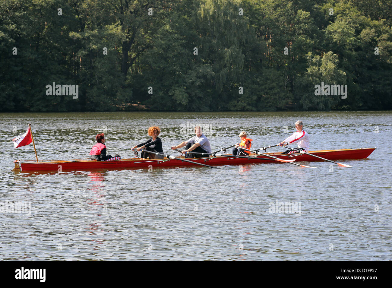 Berlin, Deutschland, Menschen in einem Ruderboot auf der Spree Stockfoto