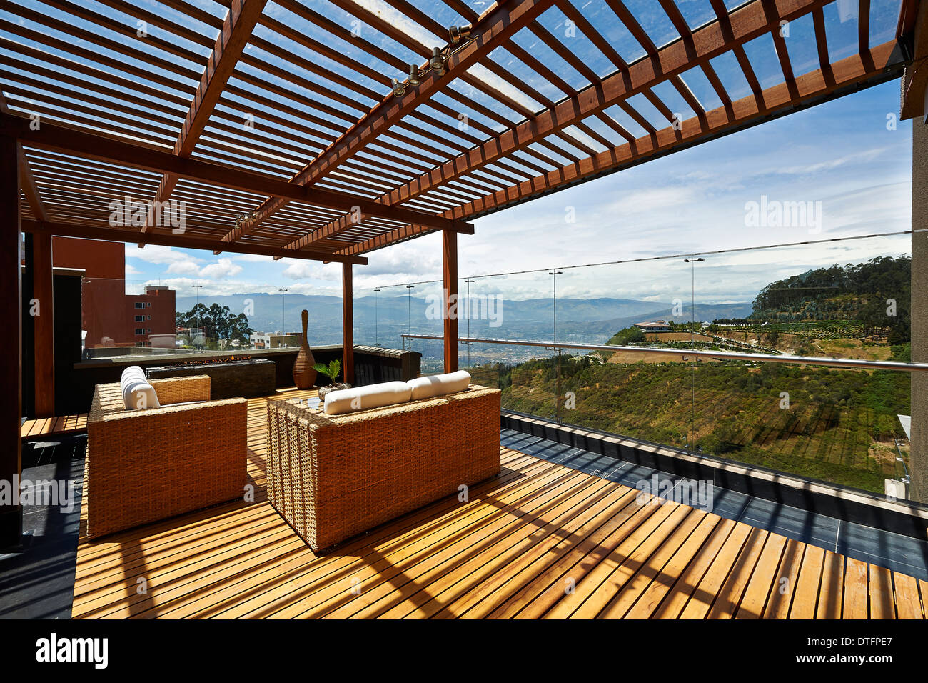 Innenarchitektur: schöne Terrassen-Lounge mit Pergola Stockfoto