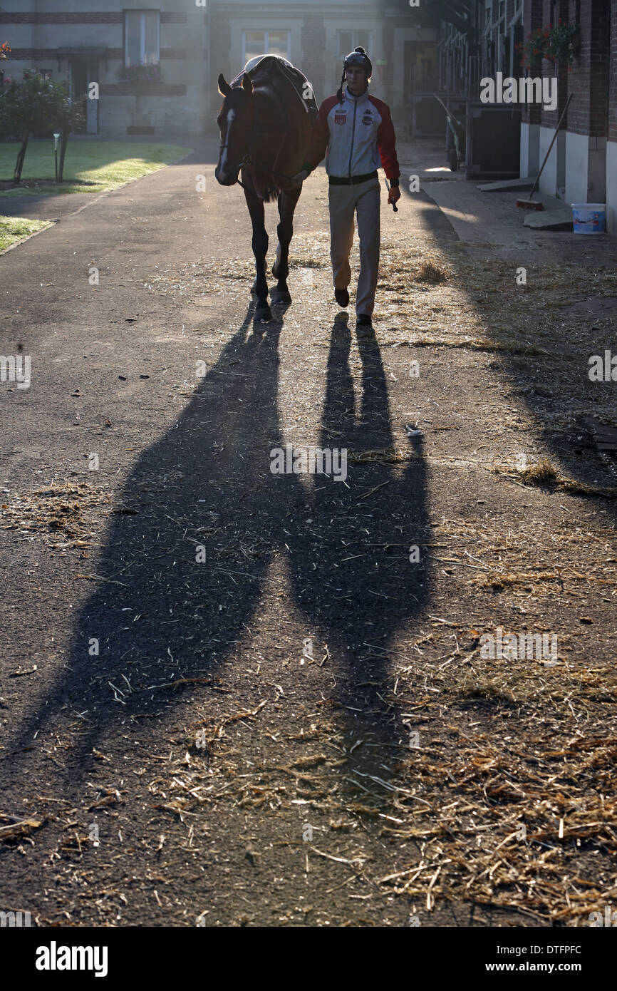Chantilly, Frankreich, führt Man seinem Pferd Stockfoto