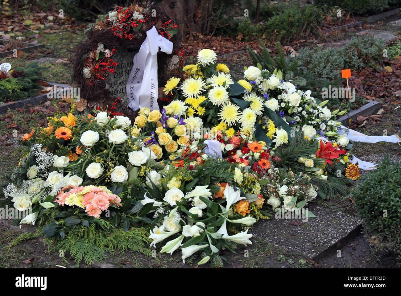 Berlin, Deutschland, Blumenarrangements auf einer Grabstätte Stockfoto