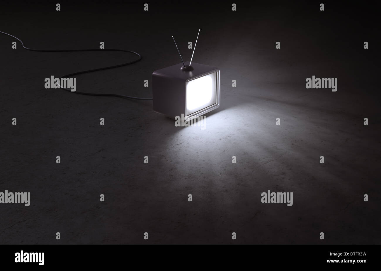 Ein Retro-TV-Gerät in einem leeren, dunklen Innenraum Stockfoto