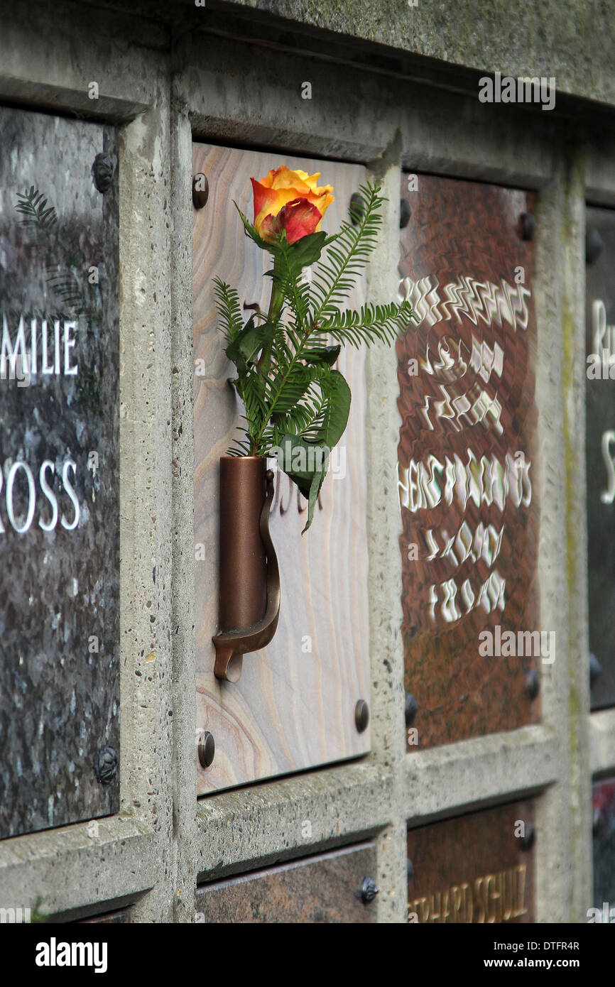 Berlin, Deutschland, Blumen Dekoration eine Urn-Grabstätte Stockfoto