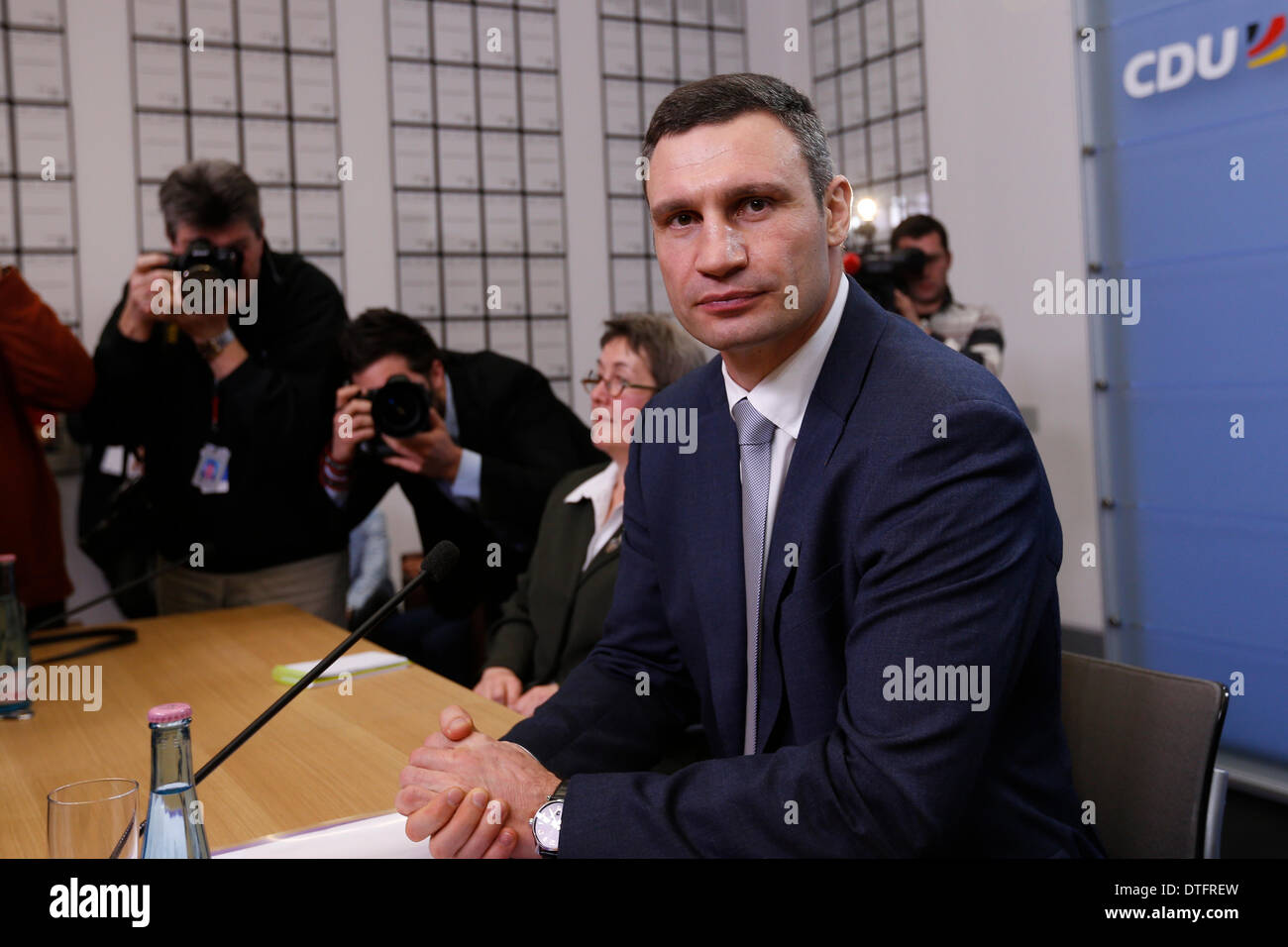 Berlin, Deutschland. 17. Februar 2014. Pressekonferenz mit dem stellvertretenden Vorsitzenden der CDU / CSU-Bundestagsfraktion sowie Andreas Schockenhoff und die ukrainische Oppositionsführer Vitali Klitschko und Arseni Jazenjuk amtierenden Bruchteil der CDU / CSU des Deutschen Bundestages in Berlin. Das Thema der Pressekonferenz war ÒRelations mit UkraineÓ. / Bild: Vitali Klitschko. Bildnachweis: Reynaldo Chaib Paganelli/Alamy Live-Nachrichten Stockfoto