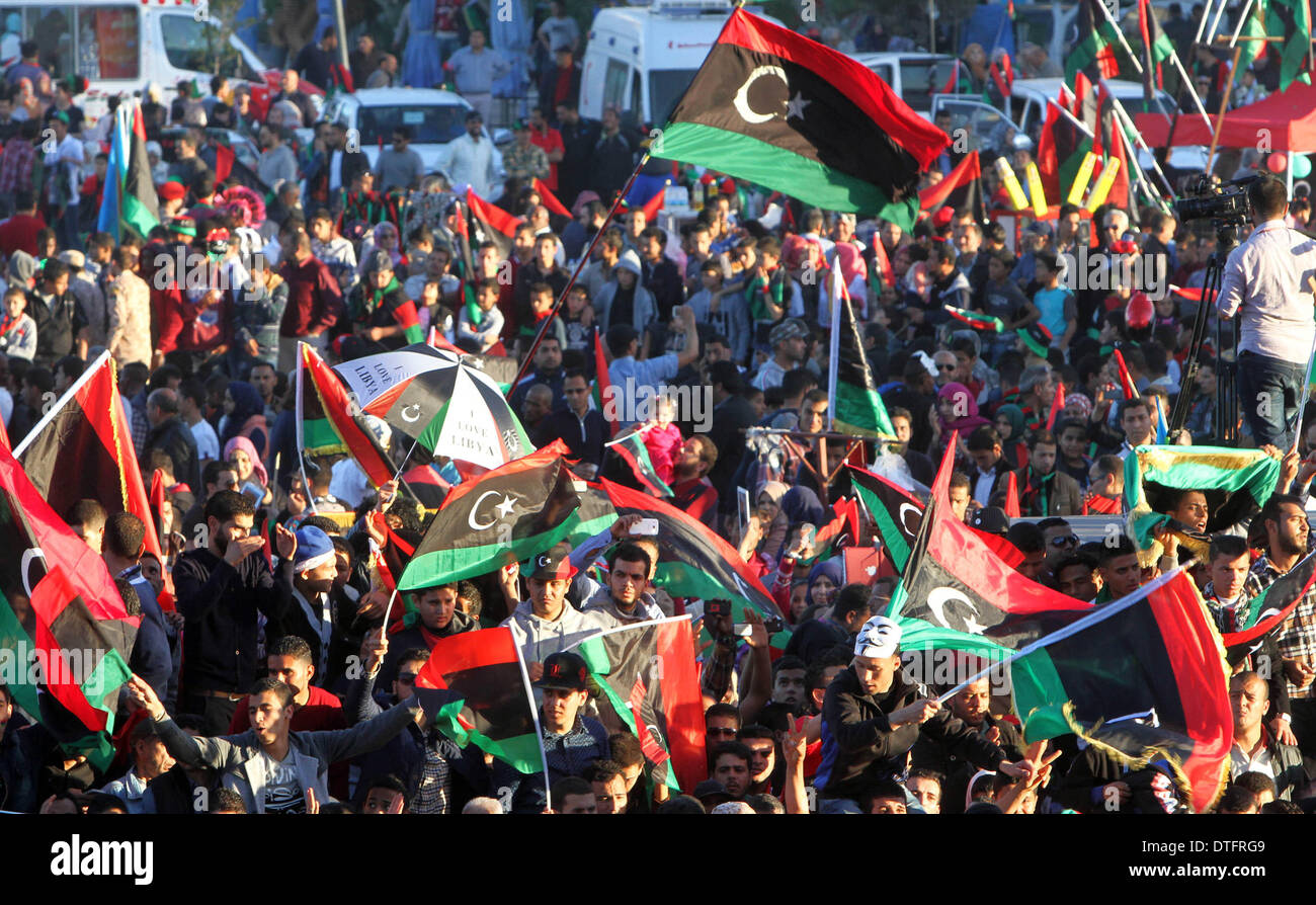 Tripoli, Libyen. 17. Februar 2014. Libyer nehmen an einer Feier anlässlich der dritten Jahrestag des Aufstands, der ehemalige libysche Staatschef Muammar Gaddafi in den Platz der Märtyrer in Tripolis, Libyen, 17. Februar 2014 gestürzt. Bildnachweis: Hamza Türkei/Xinhua/Alamy Live-Nachrichten Stockfoto