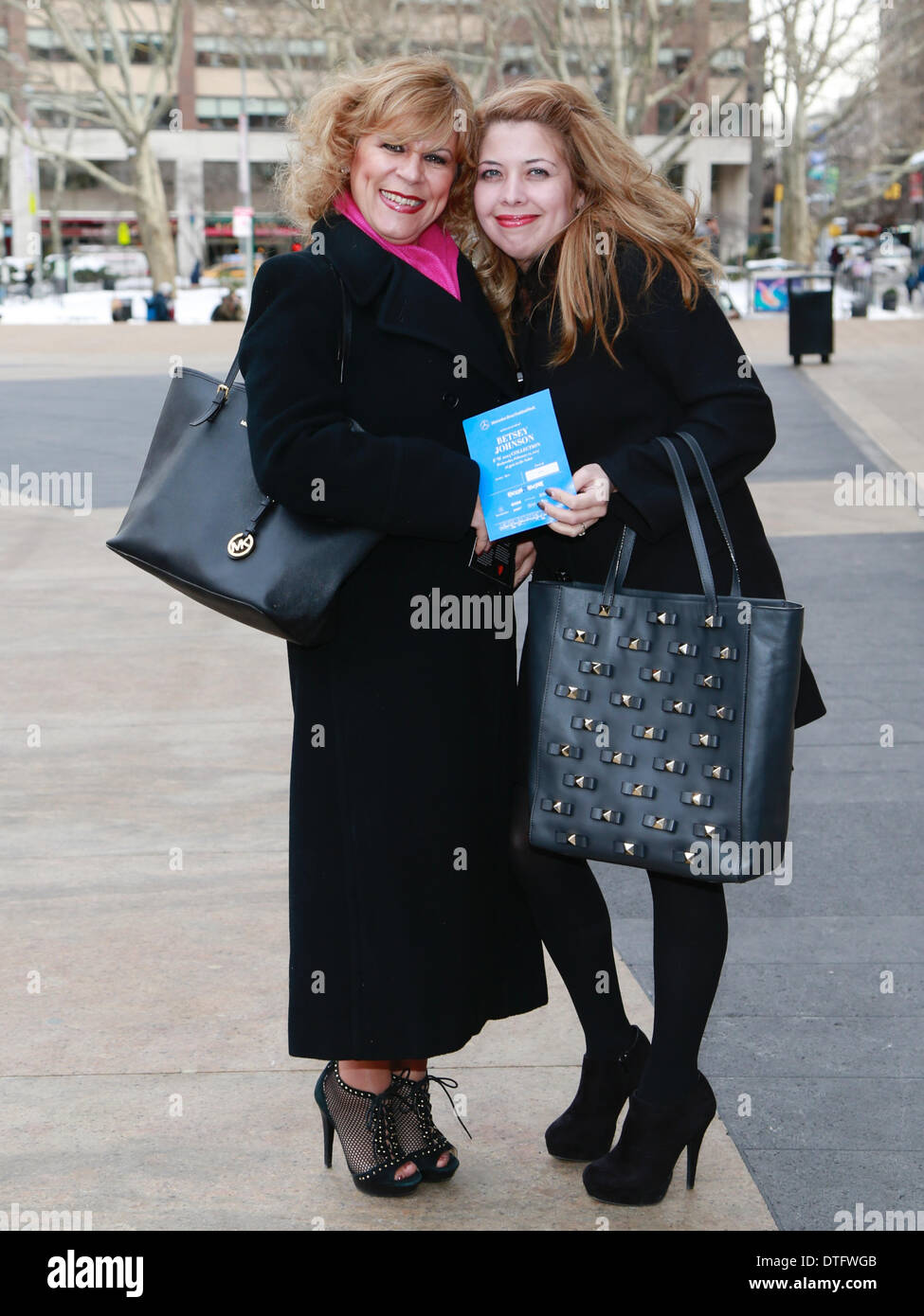 Maritza Castillo und Andreia Simoes Ankunft in der Start-und Landebahn Betsey Johnson in New York City; † 12. Februar 2014 - Foto anzeigen: Start-und Landebahn Manhattan/Charles Eshelman/Picture Alliance Stockfoto
