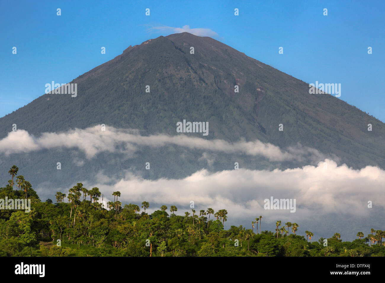 Mount Agung ein aktiver Vulkan und der höchste Punkt in Bali Stockfoto