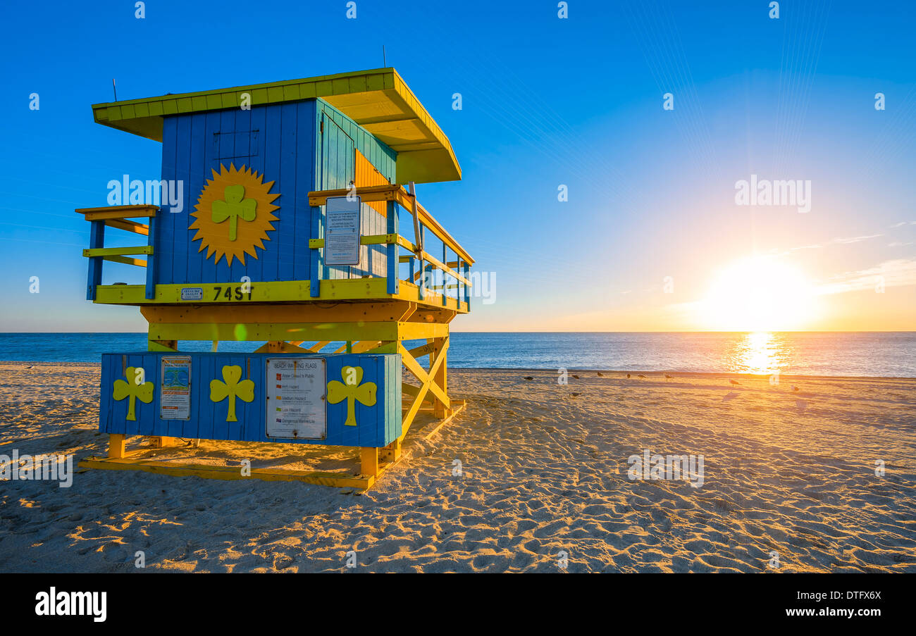 Berühmte Miami South Beach Sunrise mit Rettungsschwimmer-Turm Stockfoto