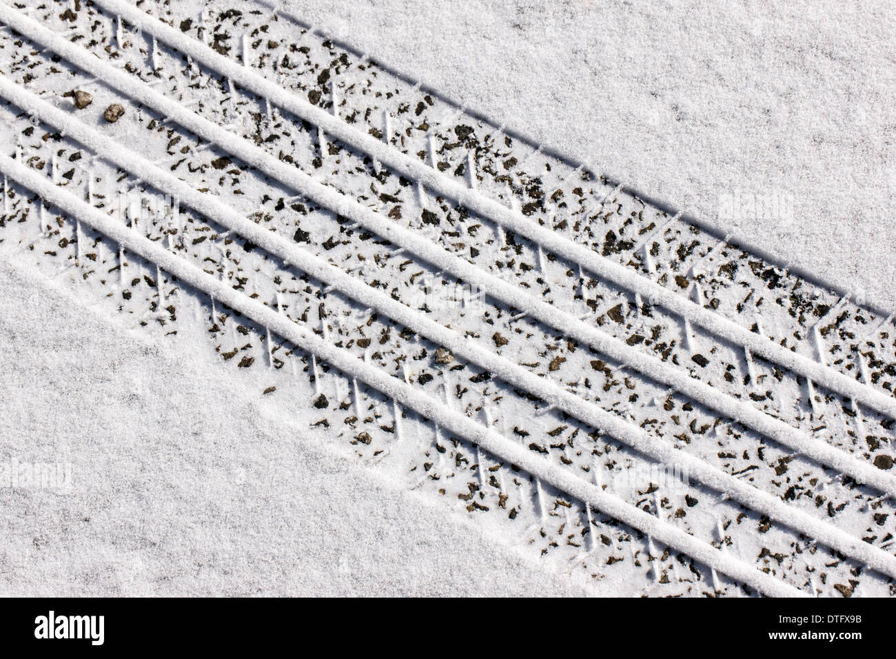 Autoreifen Spuren im frischen Schnee Stockfoto