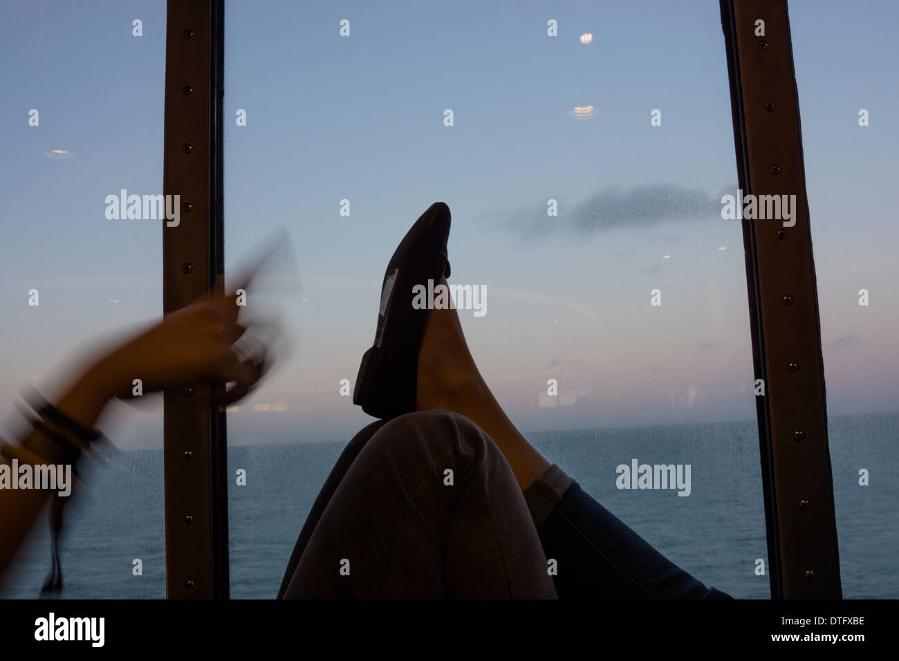 Sonnenuntergang Meer Meer Füße Schuh Mantel Finger entspannen Stockfoto