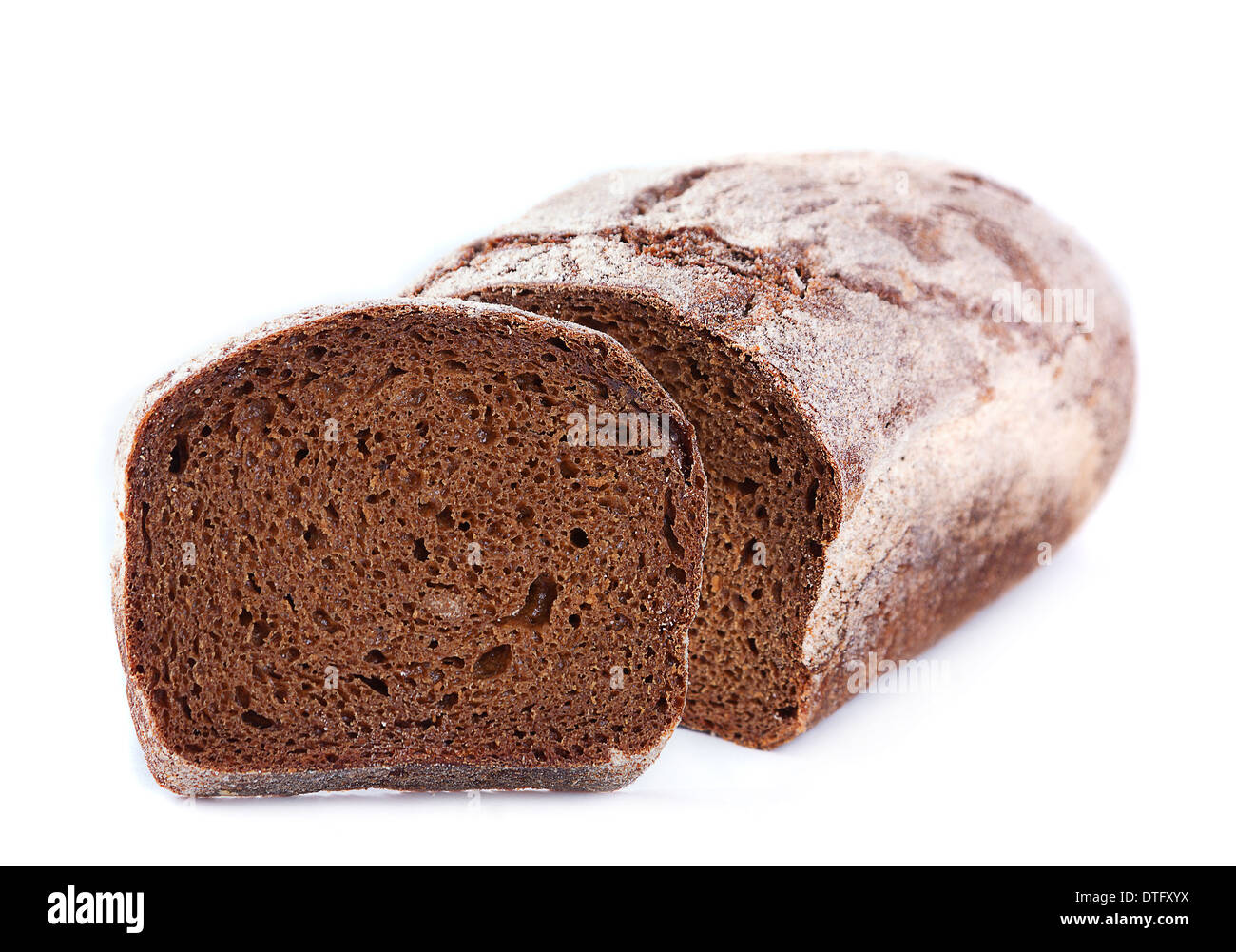 Schwarzbrot mit Scheibe isoliert auf weiss Stockfoto