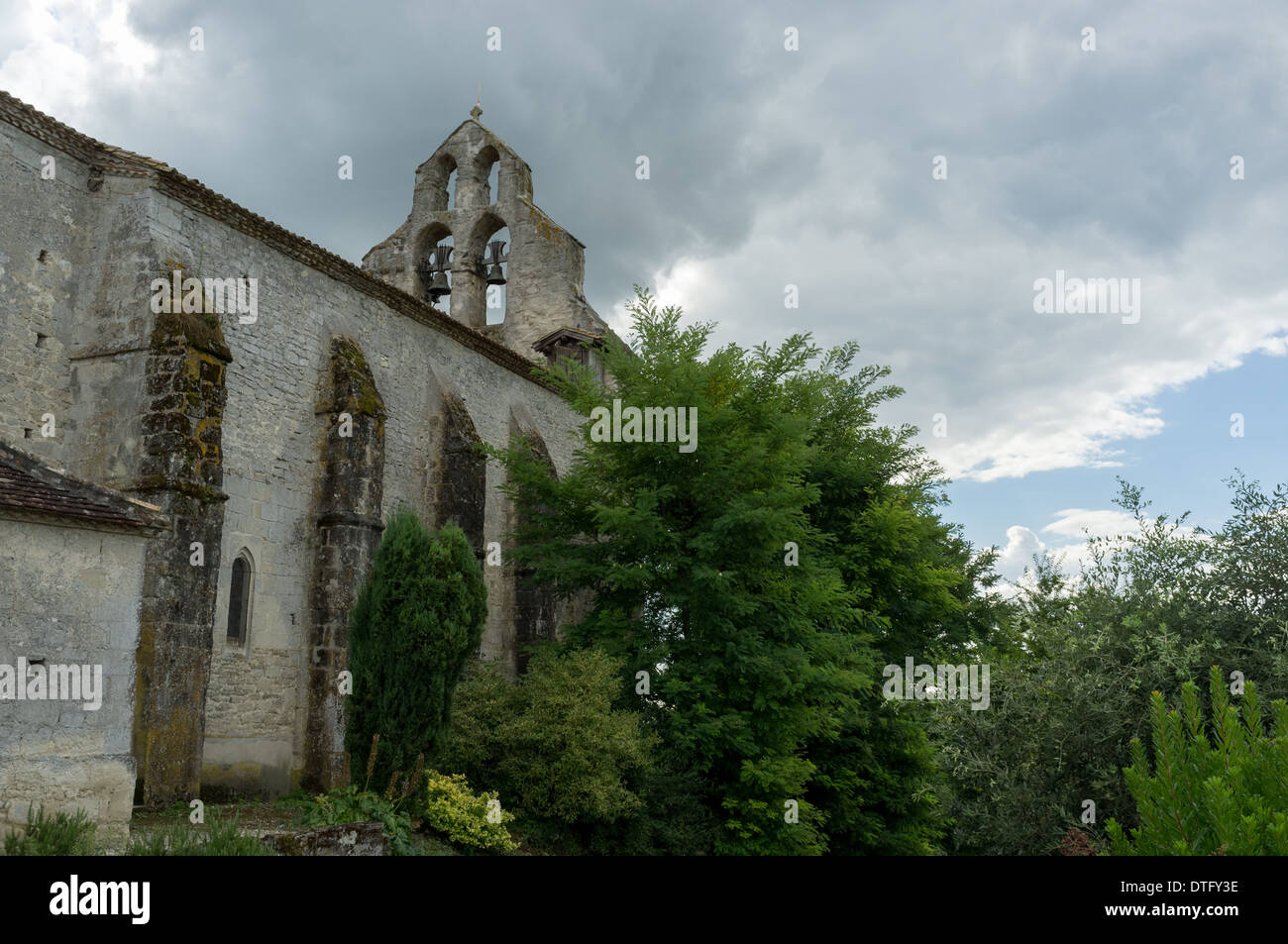 Kirche mit Glocken im ländlichen Frankreich Stockfoto