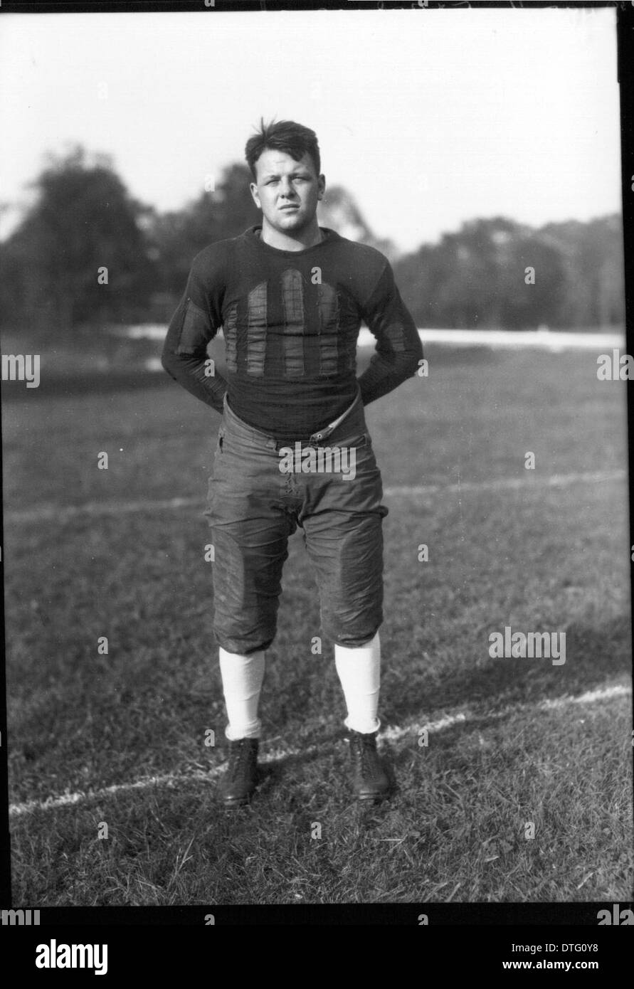 Dieses Foto von Howard Tillman aus dem Jahr 1926 in Fußballtrikot fängt einen legendären Moment in der frühen amerikanischen Sportgeschichte ein. Tillman, ein bemerkenswerter Athlet, repräsentiert den sportlichen Geist der Universitäten des frühen 20. Jahrhunderts, wie in diesem Vintage-Sportporträt festgehalten. Stockfoto