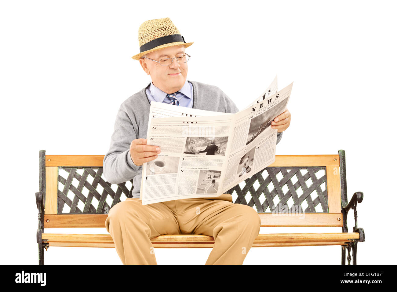 Senioren Herren lesen Zeitung auf einer Bank Stockfoto