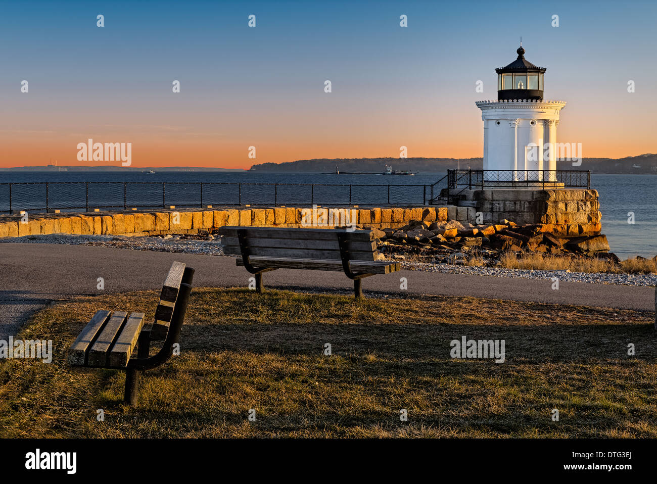 Die Sonnenaufgänge am Bug Leuchtturm in Cape Elizabeth befindet sich in South Portland. Zwei Bänke im Park laden zum sitzen und genießen die schöne Landschaft. Stockfoto