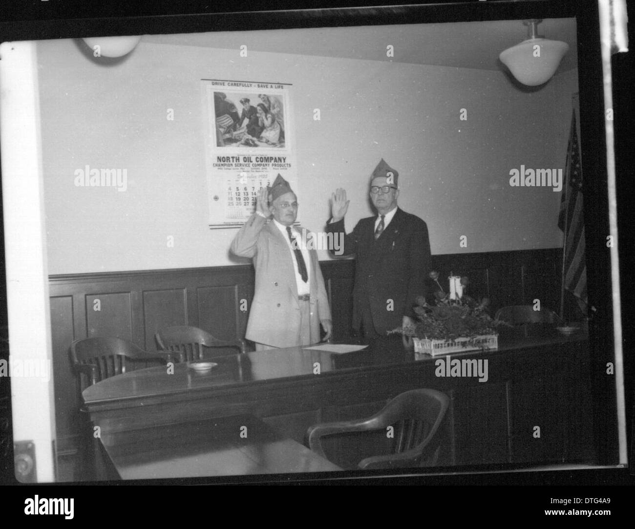 Dieses Foto zeigt die Vereidigung von Frank K. Snyder als Mitglied des Stadtrates von Oxford. Die offizielle Veranstaltung beleuchtet die politische Kultur und Regierungsführung von Oxford, Ohio. Stockfoto