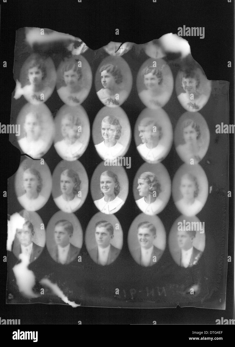 Dieses zusammengesetzte Foto aus dem Jahr 1933 zeigt vier junge Erwachsene im Porträtformat. Das Bild fängt die Mode und den Stil des frühen 20. Jahrhunderts ein und zeigt die junge Energie der Ära zusammen mit der sozialen Dynamik und Einstellung der Zeit. Stockfoto