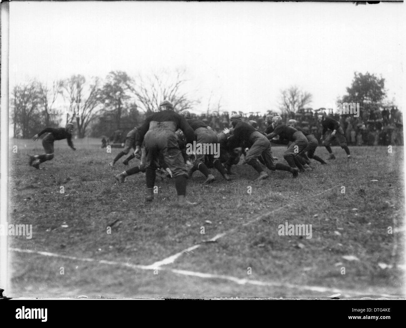 Ein Foto aus dem Jahr 1911 zeigt ein Fußballspiel zwischen der Miami University und Wilmington und zeigt den frühen American College Football. Das Bild hebt Vintage-Uniformen, minimalistische Schutzausrüstung und den sich entwickelnden Spielstil des Sports hervor. Stockfoto