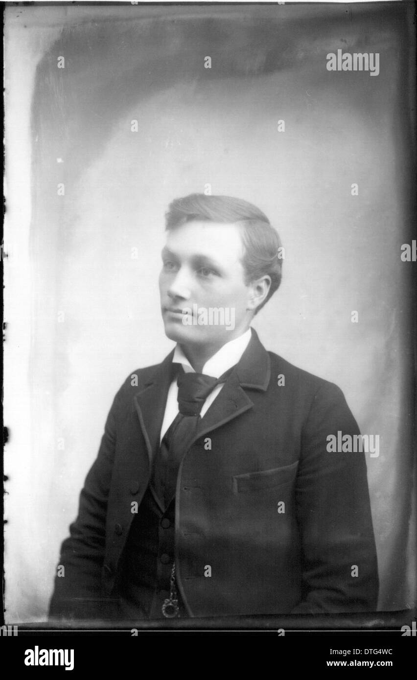 Dieses Porträtfoto, aufgenommen zu einer unbekannten Zeit, zeigt einen unbekannten Mann. Das Bild ist ein historisches Foto, das einen Einblick in die Mode und das Aussehen der Zeit bietet und die typische Kleidung und Pose der Epoche zeigt. Stockfoto