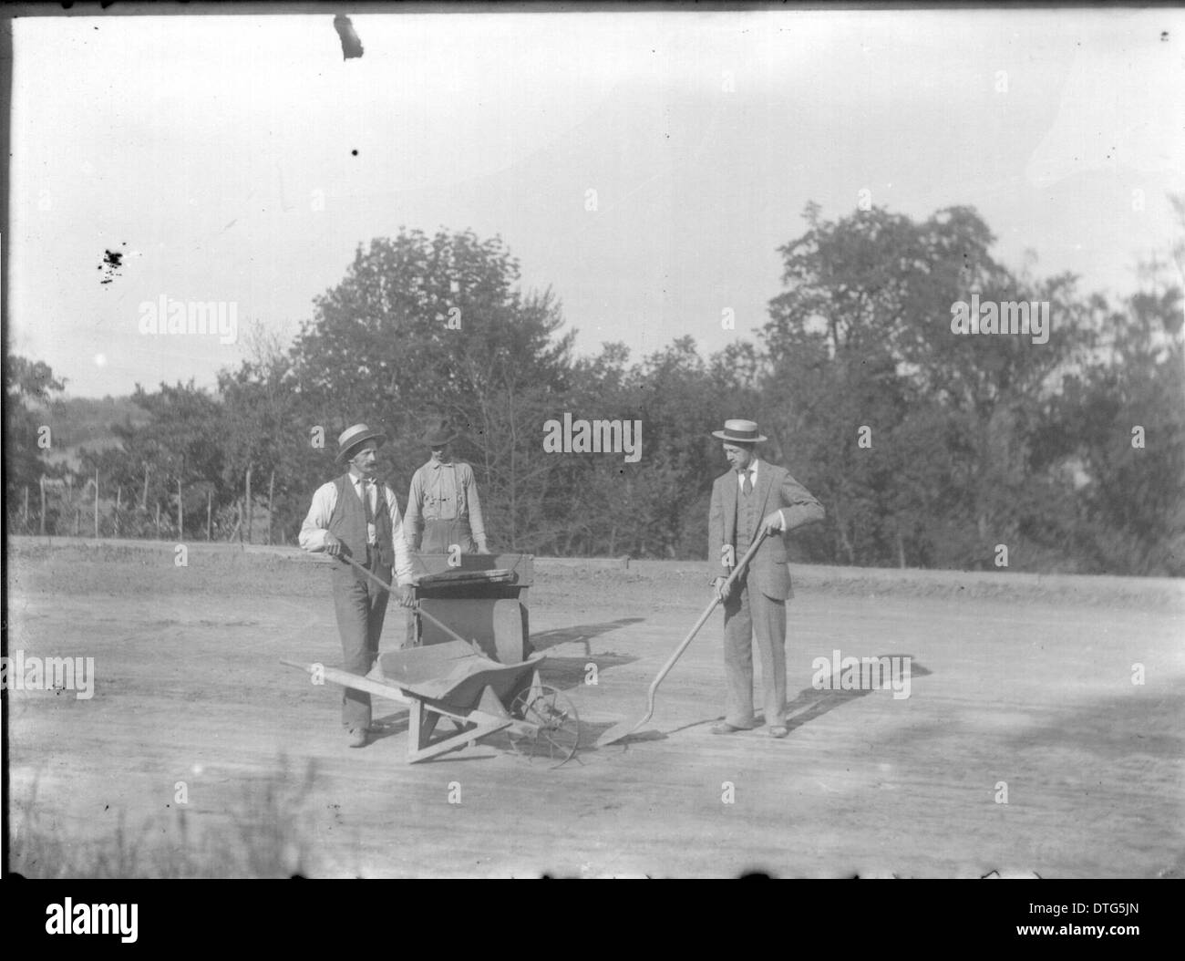 Ein historisches Publizitätsfoto, das Männer zeigt, die auf dem Oxford Retreat Grounds arbeiten, möglicherweise im Zusammenhang mit der Campus-Entwicklung oder den Arbeitsbemühungen an der Miami University in Ohio. Stockfoto