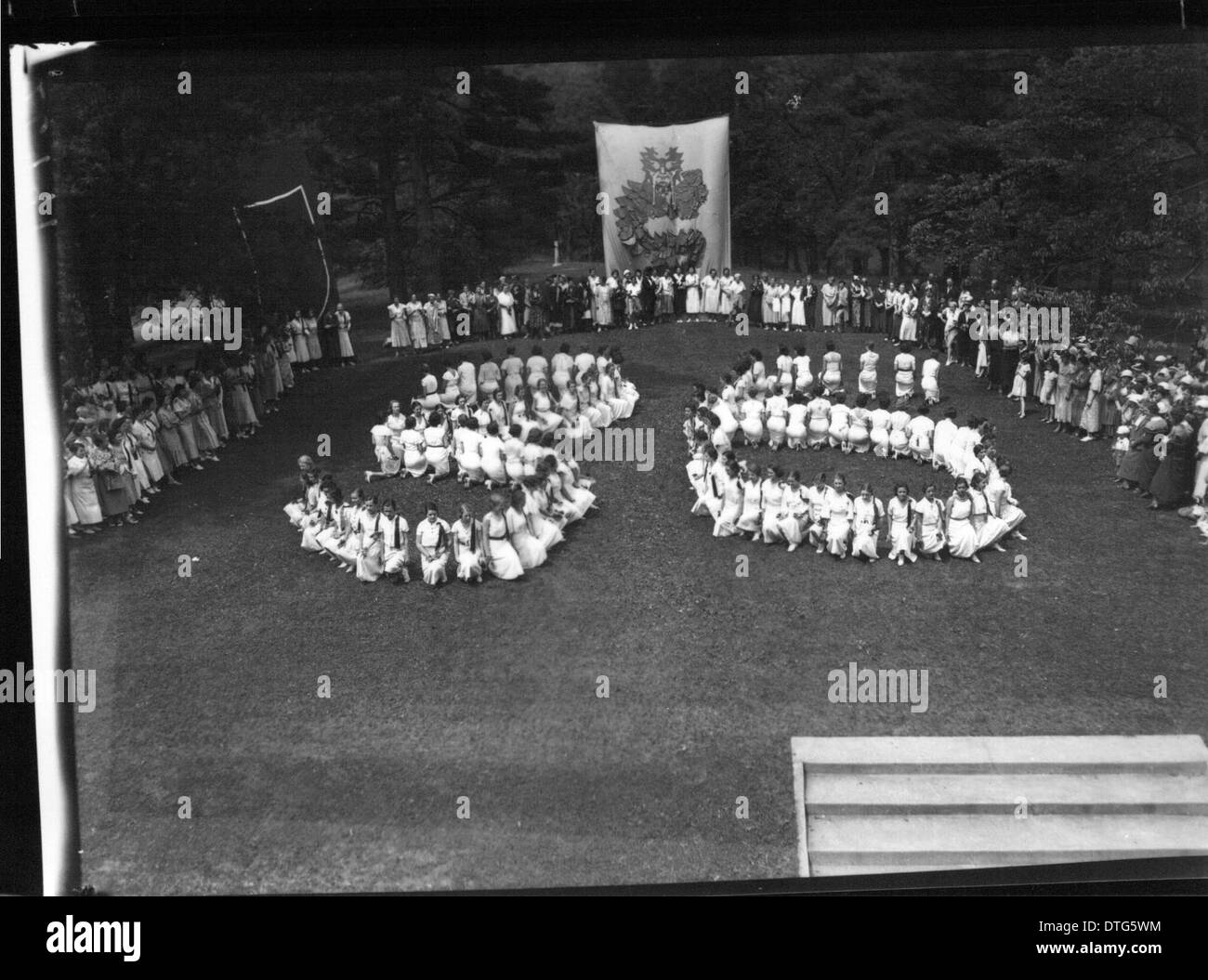 Dieses historische Foto zeigt eine Open-Air-Theaterproduktion am Western College am Tree Day im Jahr 1933, die die Ausbildung von Frauen und außerschulische Aktivitäten zu dieser Zeit beleuchtet. Stockfoto