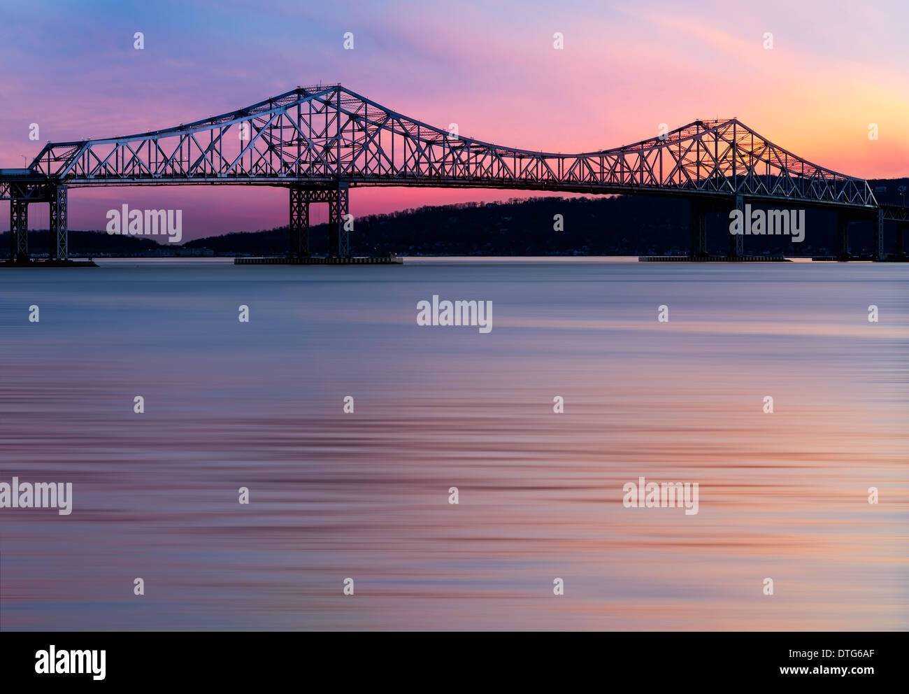 Tappan Zee Bridge bei Sonnenuntergang, Bild kurz vor dem Beginn des Neubaus der kolossalen Brücke. Der Governor Malcolm Wilson Tappan Zee Bridge, in der Regel nennt man Tappan Zee Bridge, oder tippen Sie einfach die Stockfoto