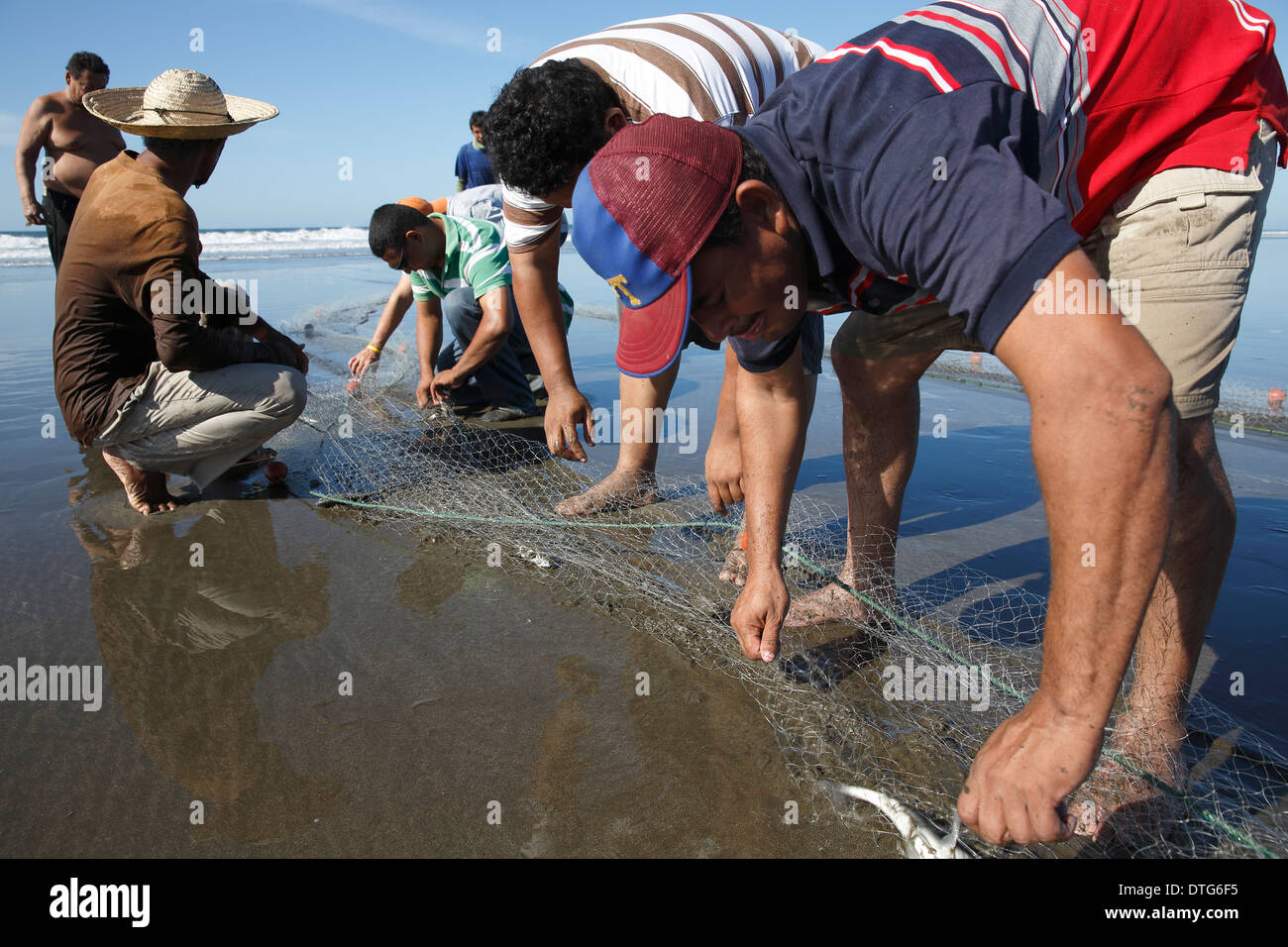 Fischer am Strand von Mechapa, Nicaragua Pazifikküste Stockfoto