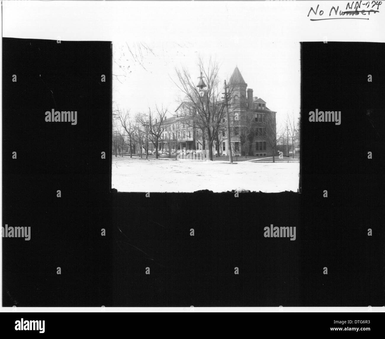 Dieses historische Foto zeigt das Oxford College im Winter und zeigt den schneebedeckten Campus und die Gebäude. Das Bild spiegelt die architektonische Schönheit der Universität während der kalten Jahreszeit wider. Stockfoto