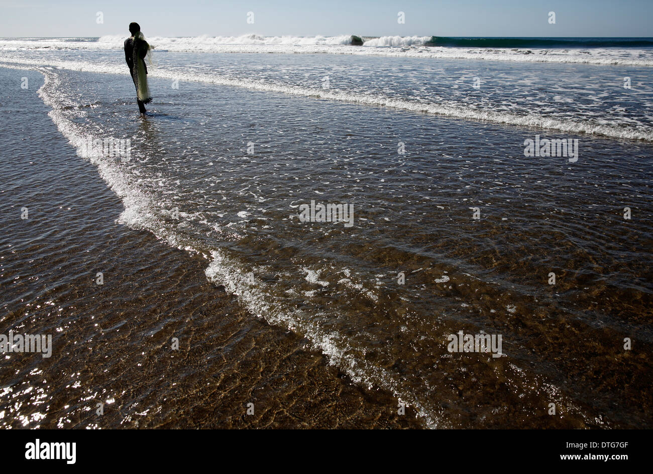 Fischer-scouting für Fisch in der Brandung am Strand von Mechapa, Nicaragua Pazifikküste Stockfoto